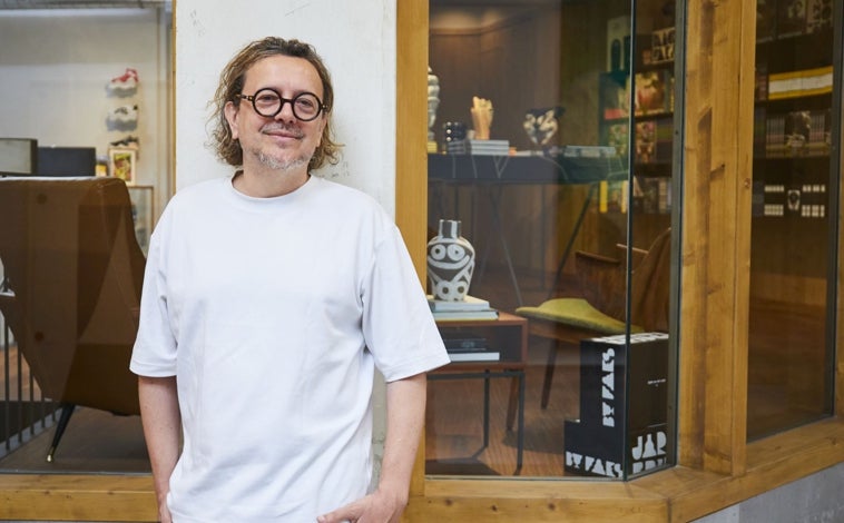 Imagen principal - De arriga abajo, Óscar Hormigos, responsable de la Colección SOLO; detalle de los espacios de la nueva galería Bowman Hal; y obra de William Mackinnon