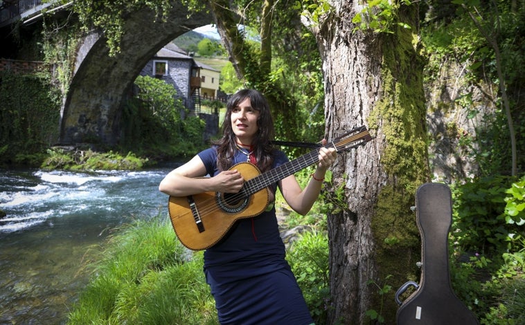 Imagen principal - Lorena Álvarez necesitaba «desaparecer» y regreso a la pequeña aldea asturiana en la que nació y creció. Arriba, en una de las paneras de su pueblo. Abajo a la izquierda, en su estudio.