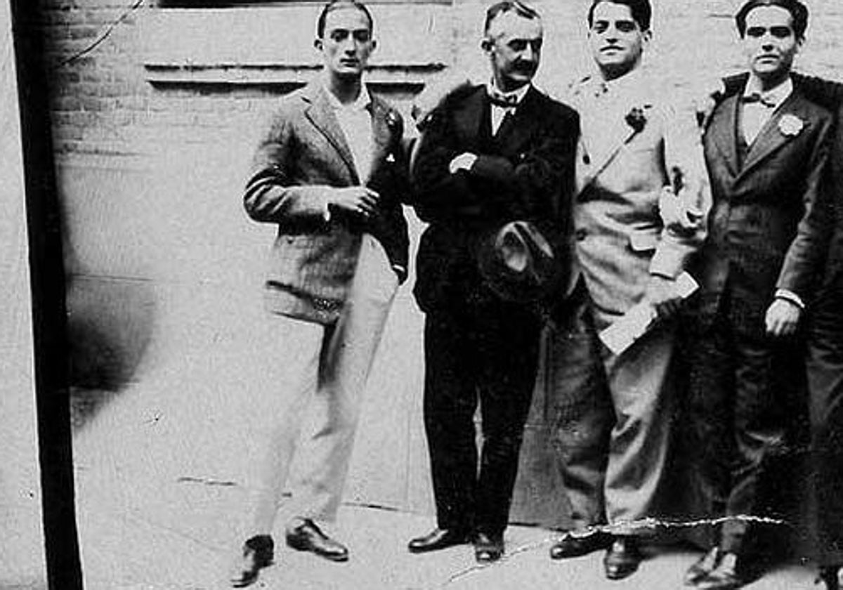 García Lorca y Buñuel (el primero y el segundo por la derecha) junto a otros residentes