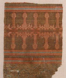 Imagen secundaria 2 - Fragmento de la decoración mural de San Baudelio de Berlanga (Soria), hoy en The Cloisters. Folio de un libro de coro procedente del Real Monasterio de Santo Tomás de Ávila (The Fitzwilliam Museum). Fragmento textil procedente de Villalcázar de Sirga (Palencia), en The Metropolitan Museum of Art