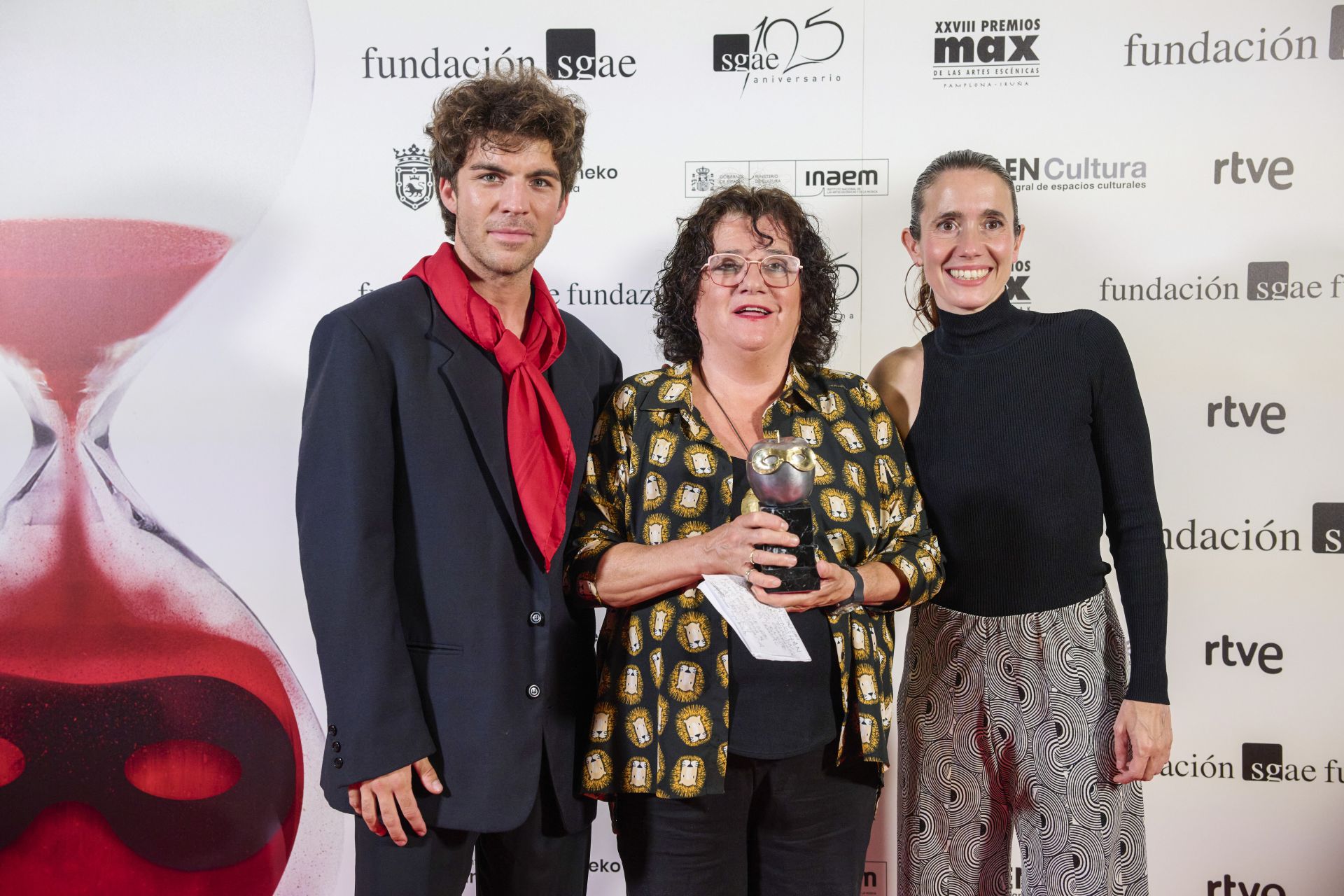 Miembros de Dagoll Dagom posan con el premio Max Aplauso del Público