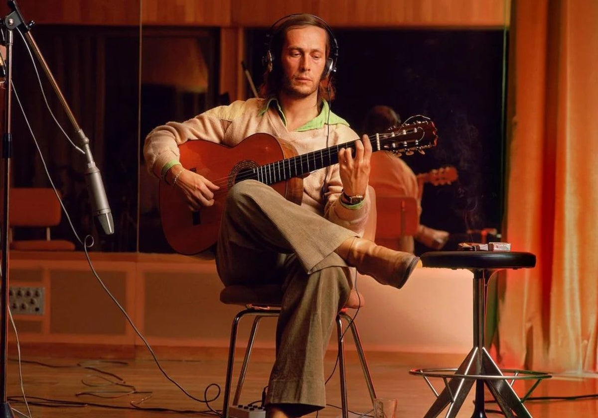 Paco de Lucía, en el estudio, a finales de la década de los 70