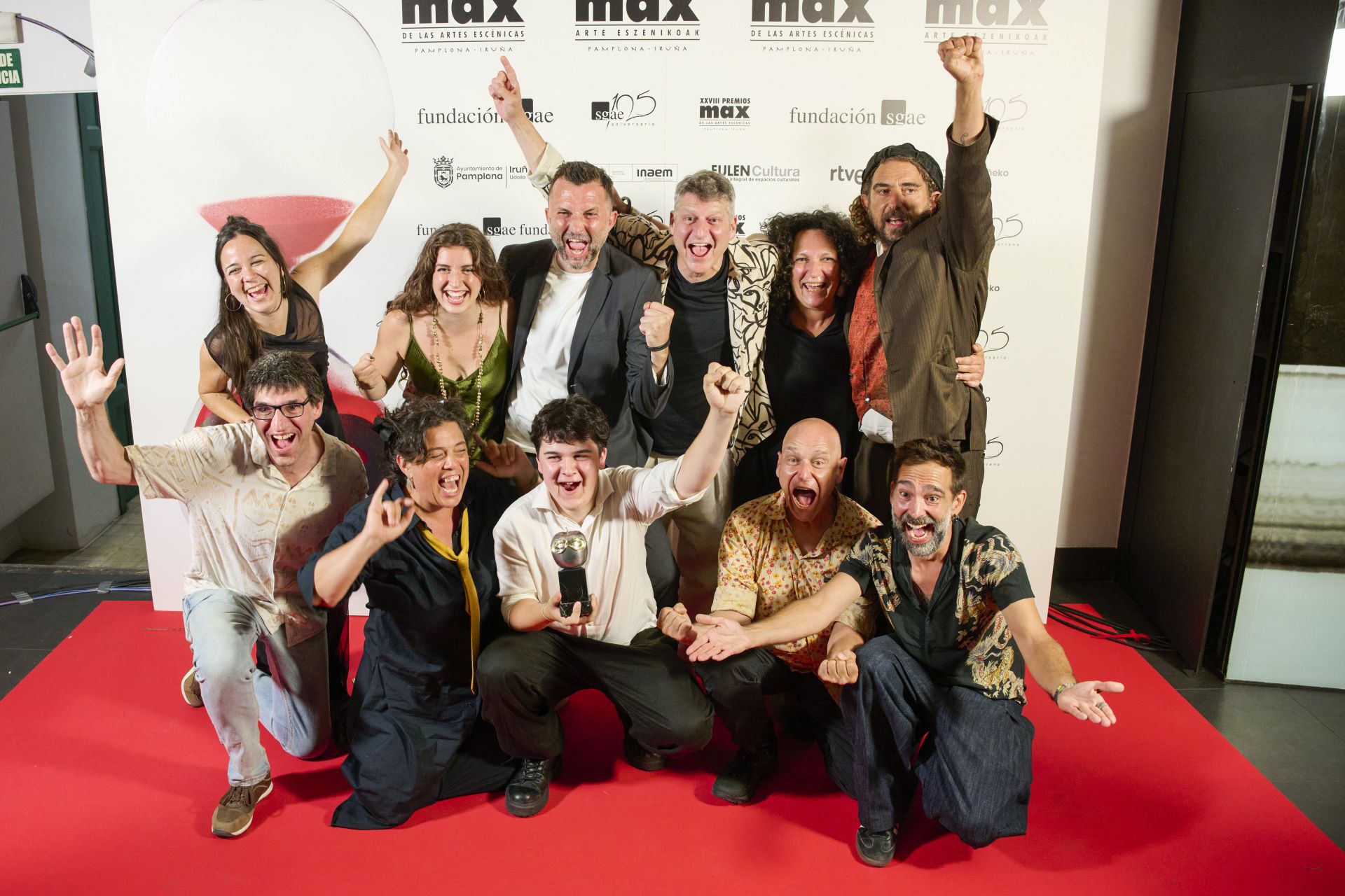 Miembros de Dagoll Dagom posan con el premio Max Aplauso del Público por 'L'alegria que passa'