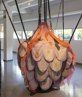 Imagen secundaria 2 - En las imágenes, detalles del montaje de la muestra del aniversario de la Fundación Miró en Barcelona