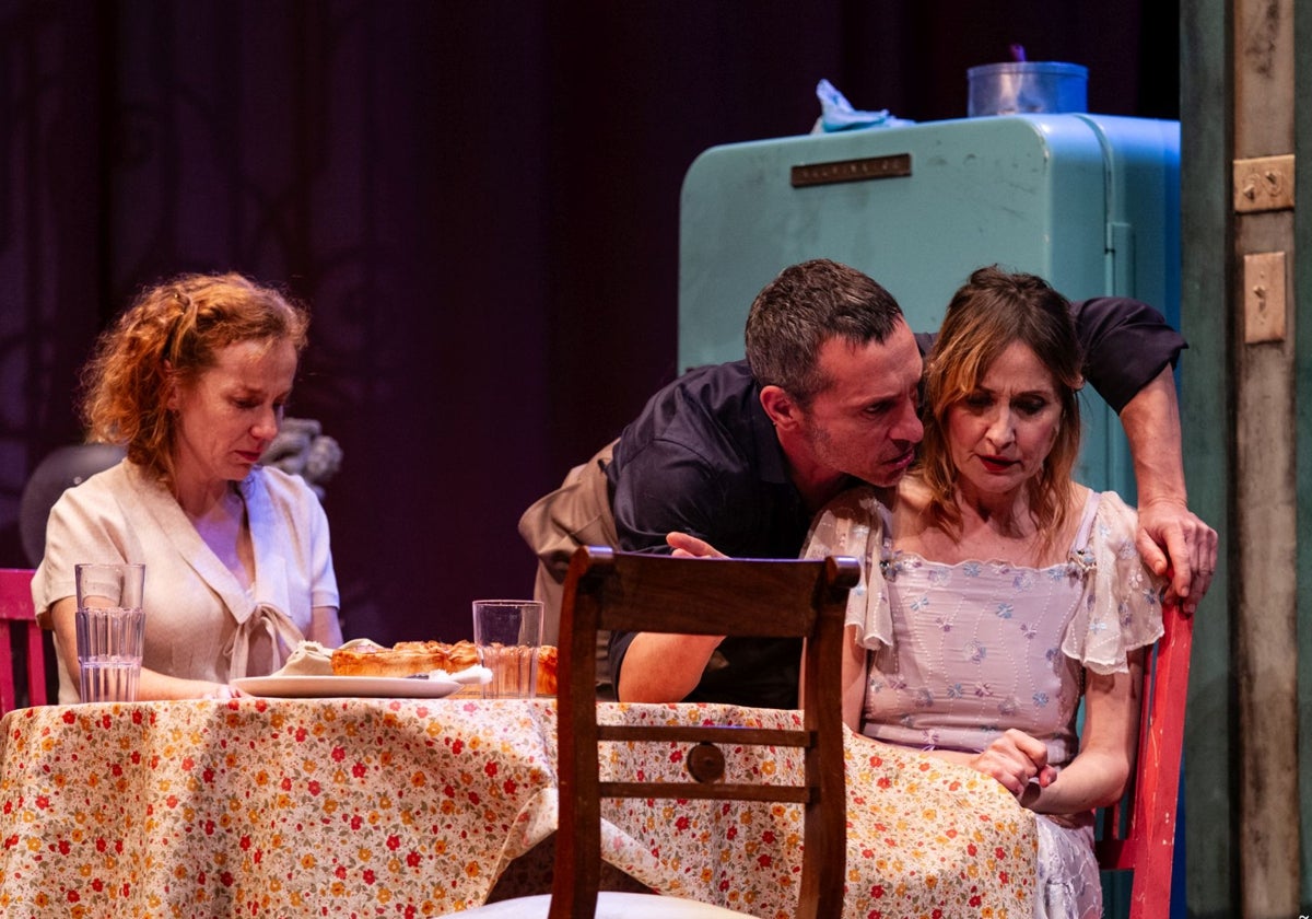 María Vázquez, Pablo Derqui y Nathalie Poza, en una escena de 'Un tranfía llamado Deseo'