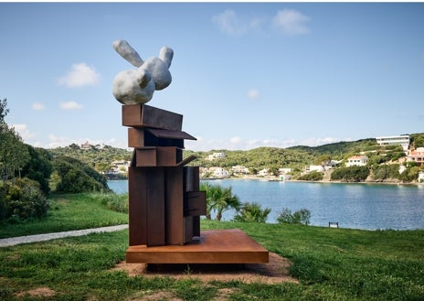 Imagen secundaria 1 - Arriba, vista aérea de Hauser & Wirth en la Isla del Rey. Sobre estas líneas, a la izquierda, 'PRANK: jape; 2022/23', de Phyllida Barlow, en Hauser & Wirth Menorca. Phyllida Barlow Estate. A la derecha,, 'Saludo a los pájaros II' (2000), de Eduardo Chillida. Zabalaga Leku, San Sebastián, Vegap, 2025.