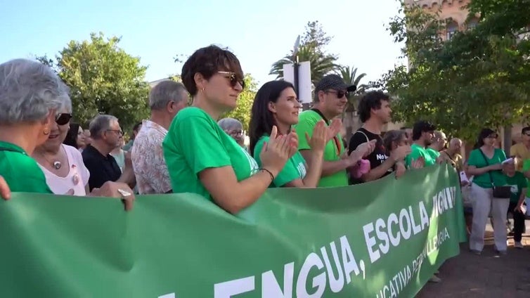 Centenar y medio de manifestantes se concentran en Ciutadella contra el pacto PP-VOX y a favor del catalán