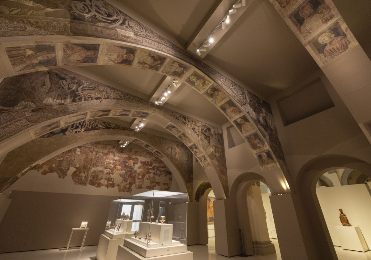 Sala del Museo Nacional de Arte de Cataluña donde se exponen las pinturas murales de la sala capitular de Sijena