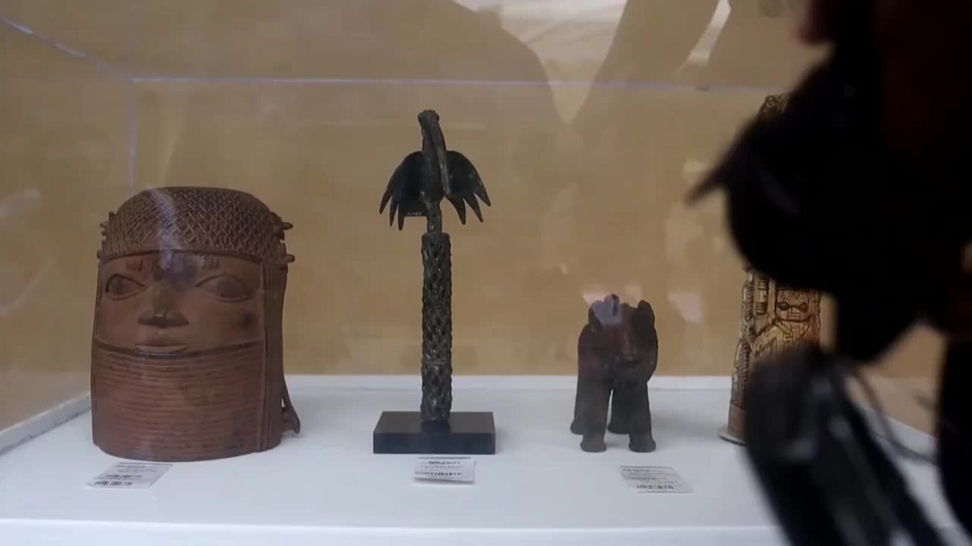 Países Bajos devuelve 19 bronces de Benín saqueados al Museo Nacional de Nigeria.
