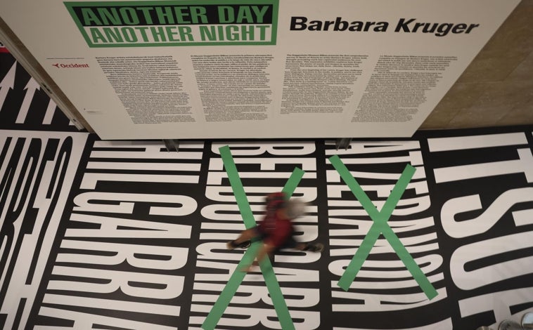 Imagen principal - Arriba, 'Camino', obra 'site specific' creada por Barbara Kruger para el Guggenheim Bilbao. Sobre estas líneas, a la izquierda, trabajos de la artista norteamericana en una de las salas de la exposición. A la derecha, 'Tu cuerpo es un campo de batalla', icónica obra de Barbara Kruger