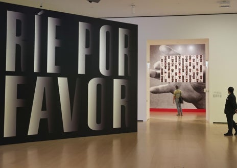Imagen secundaria 1 - Arriba, 'Camino', obra 'site specific' creada por Barbara Kruger para el Guggenheim Bilbao. Sobre estas líneas, a la izquierda, trabajos de la artista norteamericana en una de las salas de la exposición. A la derecha, 'Tu cuerpo es un campo de batalla', icónica obra de Barbara Kruger