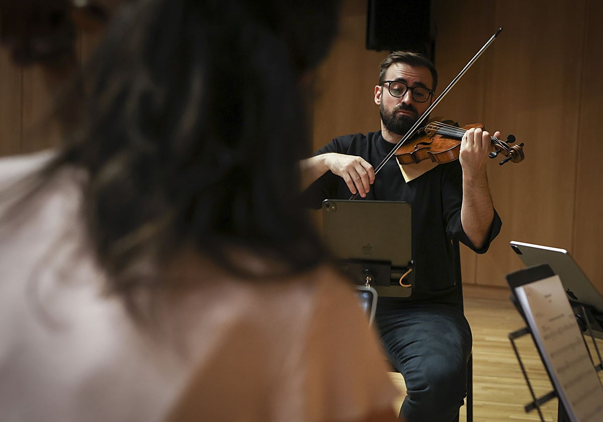 Daniel Pinteño, durante un ensayo con Concerto 1700