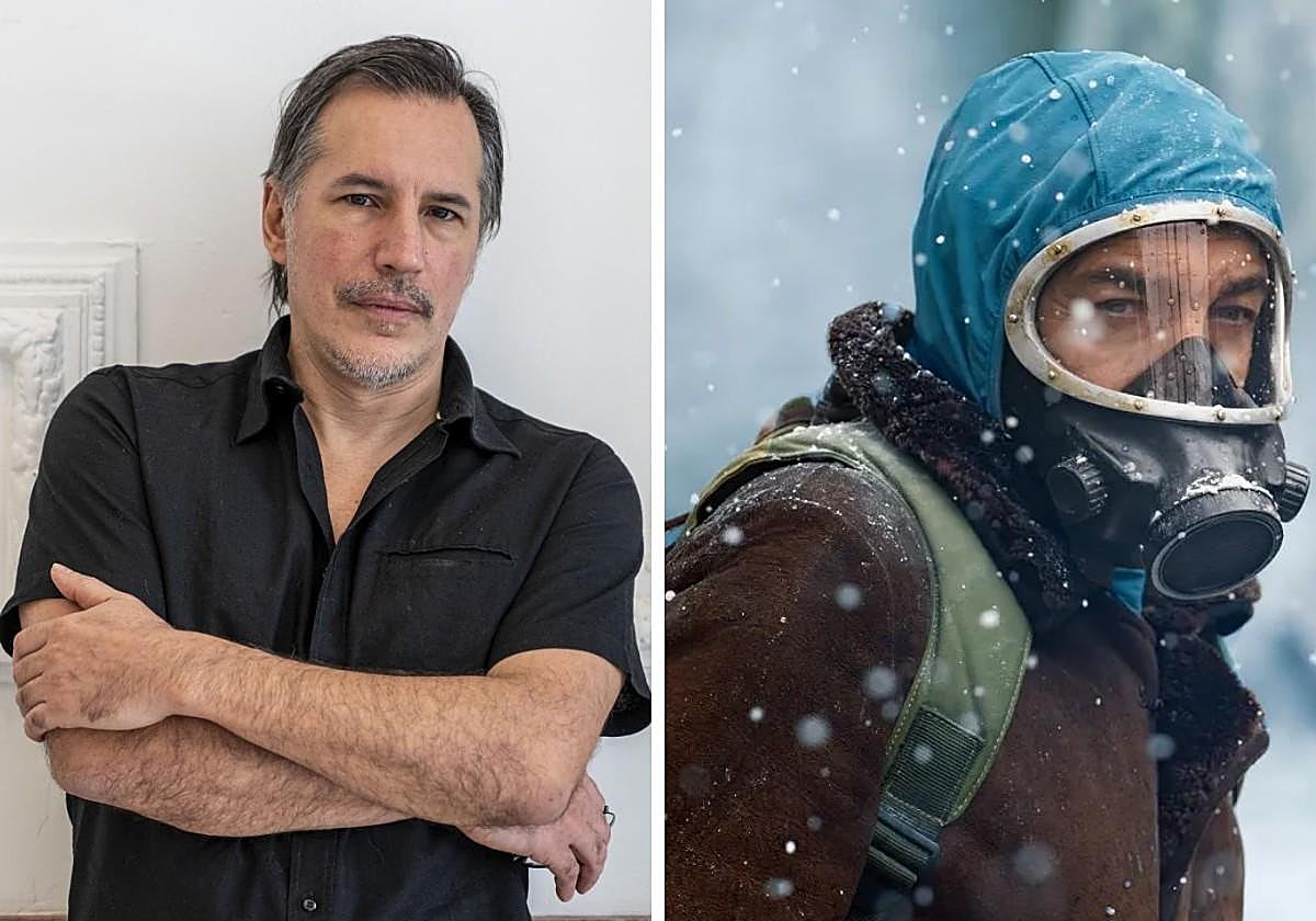 Martín Oesterheld en su visita a Madrid junto a una escena de la serie basada en 'El eternauta'