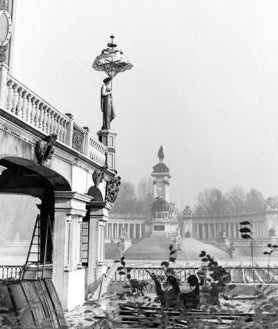 Imagen secundaria 2 - Obras en el estanque del Retiro para el rodaje de 'El fabuloso mundo del circo'