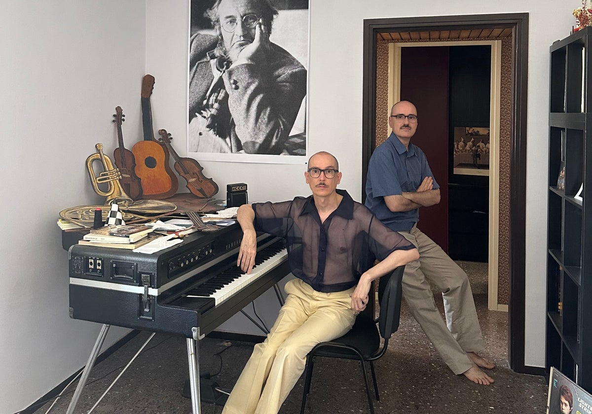 Genís Segarra y Carlos Ballesteros, Hidrogenesse, posan con el póster de Álvaro Pombo de fondo