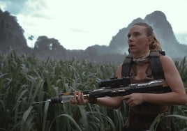 'Jurassic World: el renacer': Scarlett Johansson persigue a los dinosaurios por tierra, mar y aire