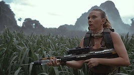 'Jurassic World: el renacer': Scarlett Johansson persigue a los dinosaurios por tierra, mar y aire