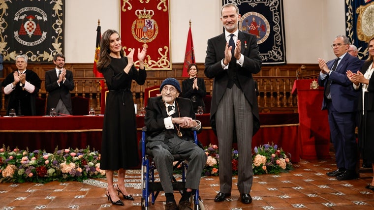 El escritor el pasado 23 de abril en la entrega del Cervantes junto a los Reyes