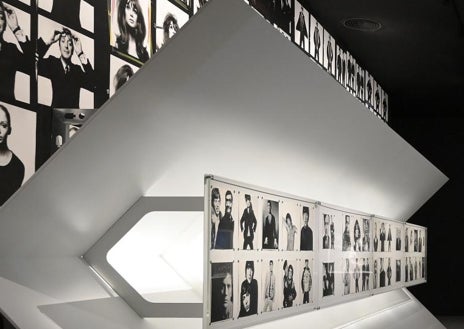 Imagen secundaria 1 - Arriba, espacio dedicado a las fotografías de músicos y portadas de discos de David Bailey. Sobre estas líneas, a la izquierda, sus célebres 'Box of Pin-Ups'. A la derecha, Marie Helvin para 'Vogue', 1976