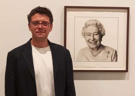 Imagen secundaria 1 - Arriba, imagen de David Bailey para 'Vogue', años 70. Sobre estas líneas, a la izquierda, Fenton Bailey, con el retrato que su padre hijo a la Reina Isabel II en 2014. A la derecha, Catherine Deneuve con flamenco para 'Vogue', 1967
