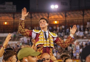 Roca Rey corta tres orejas y sale a hombros en Castellón