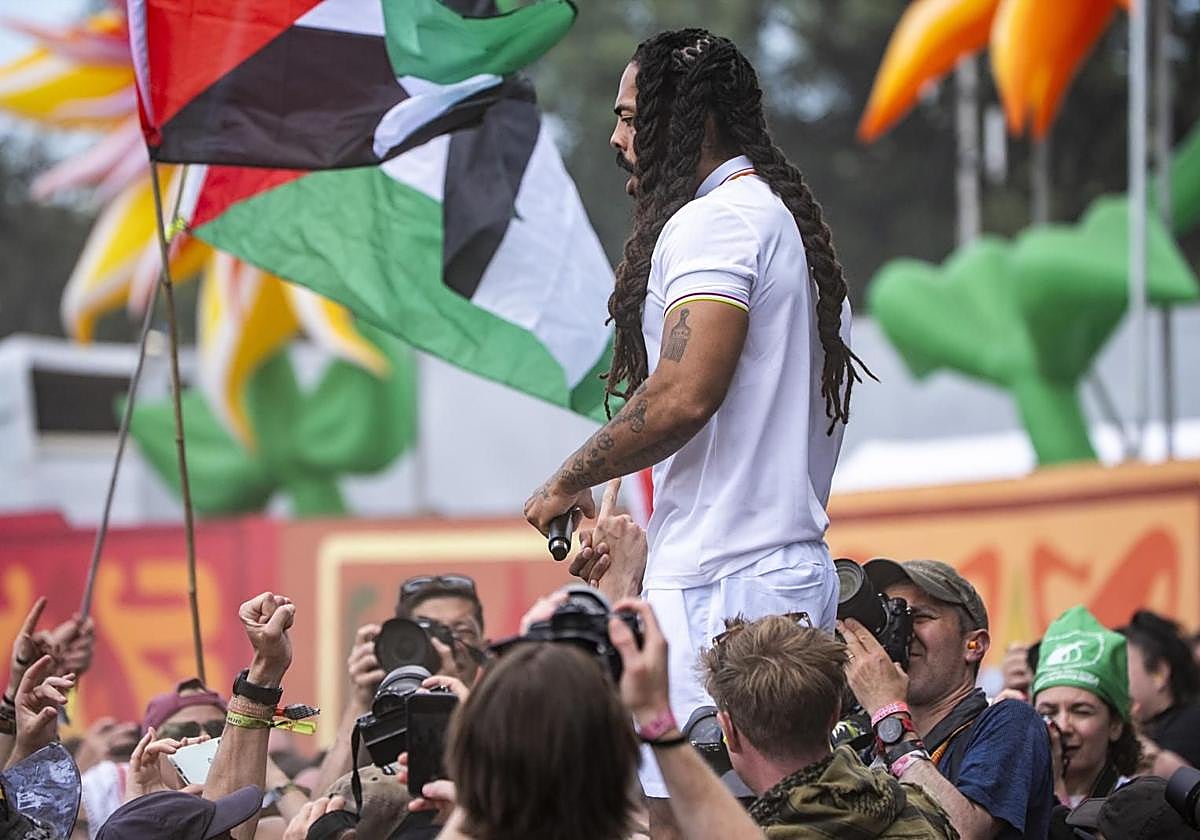 Bob Vylan durante su actuación en Glastonbury
