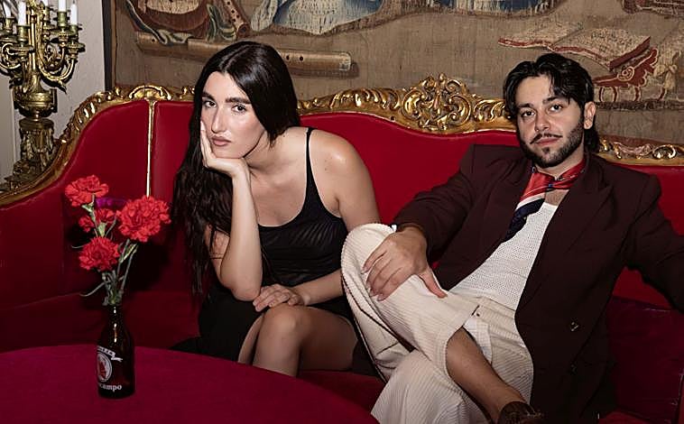 Imagen principal - Arriba, Judeline junto al flamenco Yerai Cortés; abajo, la intérprete durante la sesión de fotos; en la última imagen, en un plano más corto