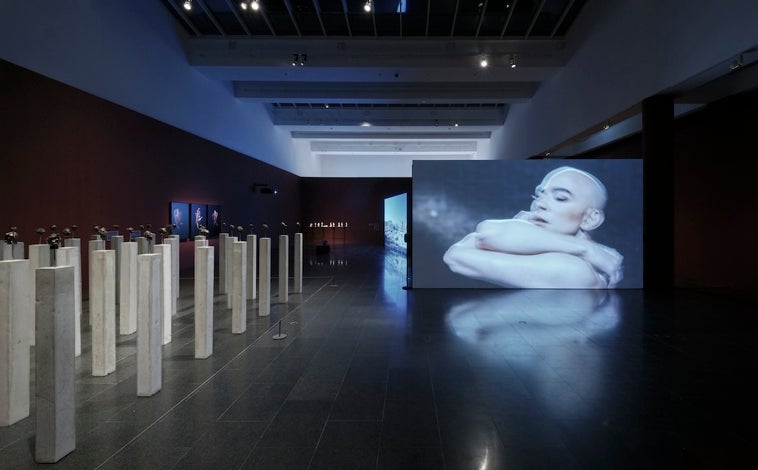 Imagen principal - De arriba abajo, montaje de la muestra de Carlos Motta en el MACBA; uno de los 'Apolos' de Armando Cristetto en Memoria; y 'Manuel', escultura de Rodrigo en 'Pluma roja' (Archivo Arkhé)