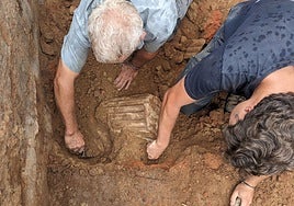 Nueva sorpresa en el  Turuñuelo : hallan una columna de altar del siglo V a.C. originaria de Asia Menor