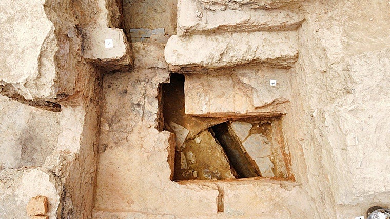 La atarjea descubierta bajo una de las habitaciones