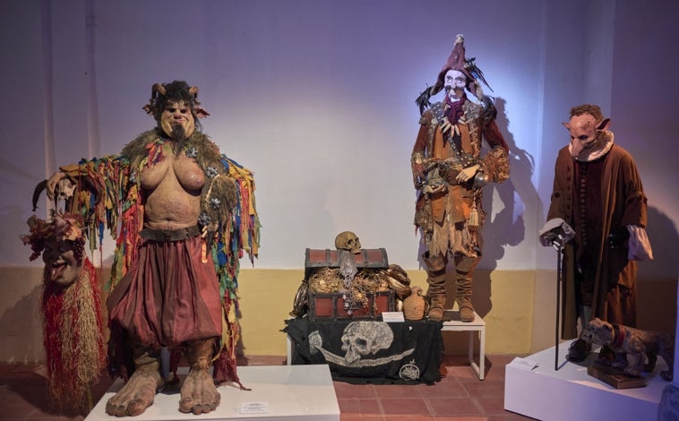 Imagen principal - Dos imágenes de la exposición y Eva del Palacio con Fernando Aguado