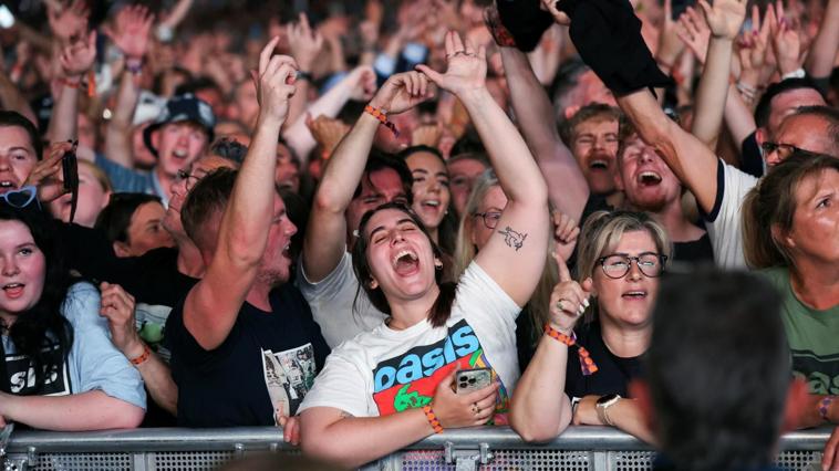 Gallagher Brothers'ın performansı sırasında Oasis hayranları