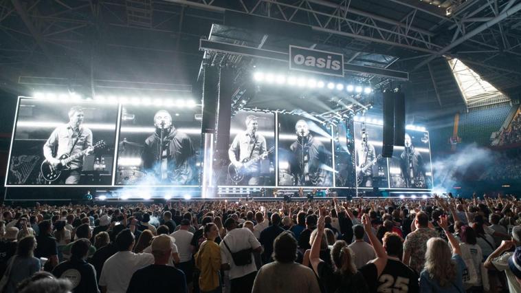 Un momento del primer concierto de la reunión de Oasis en Cardiff