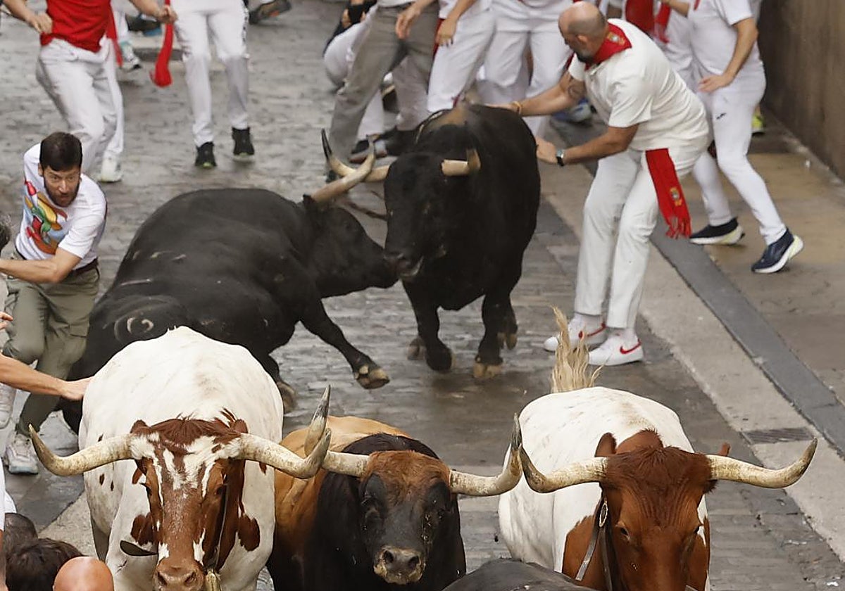 Los toros de fuente Ymbro durante el primer encierro de San Fermín