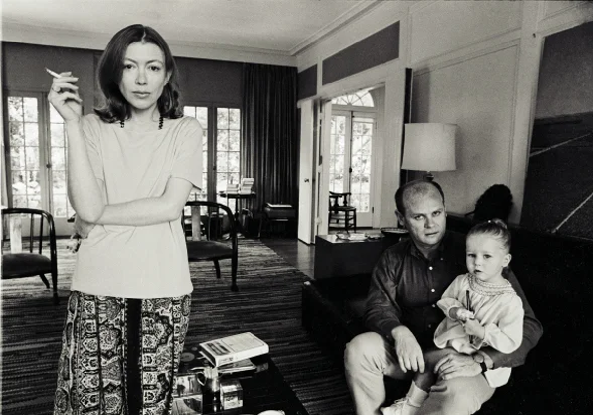 Joan Didion y su familia en un fotograma de su documental 'The Center Will Not Hold'