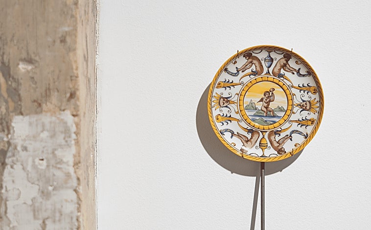 Imagen principal - De arriba abajo, obra de la serie 'Cruzando la línea', de Agustina Fioretti en FUGA; pieza de Julia Creuheras (LAB 36); y María José Valdés (BETA Contemporary)