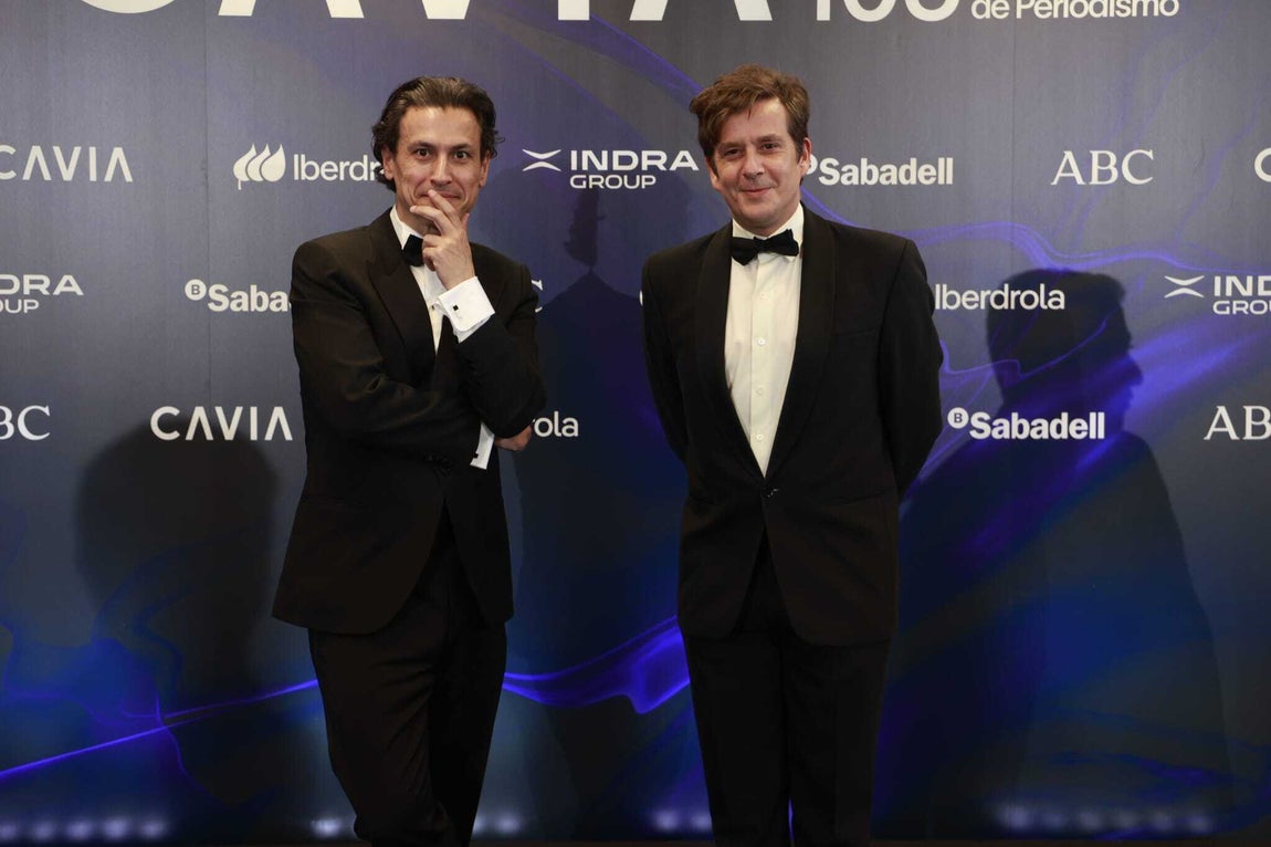 Rodrigo Cortés, premio Cavia 2024, y Alfonso J. Ussía