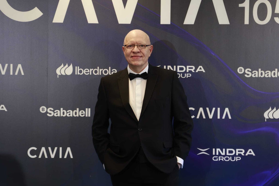 Jorge Fernández Díaz, ganador del premio Cavia, posa en el photocall