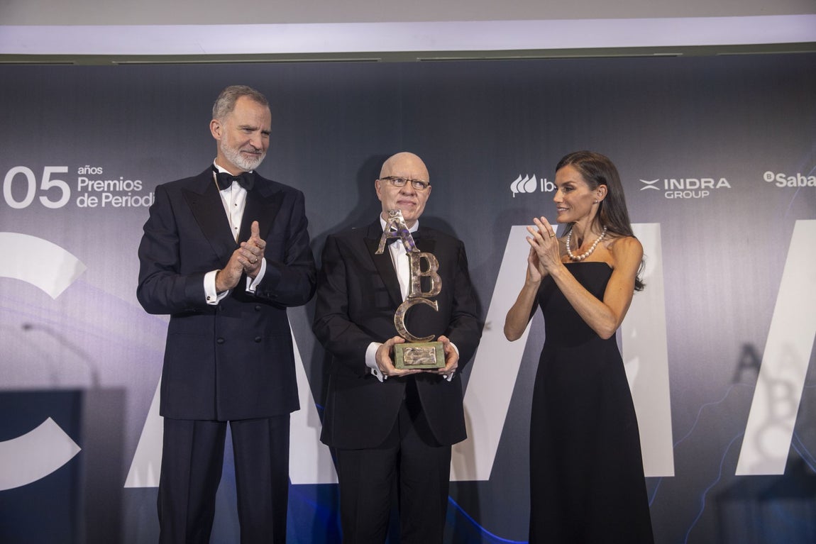 Don Felipe y Doña Letizia hacen entrega del premio Cavia a Jorge Fernández Díaz