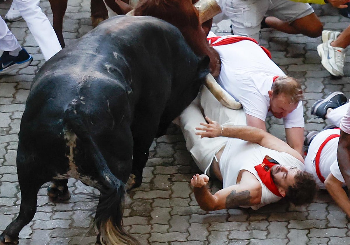 Los mozos son embestidos por el toro de Cebada Gago