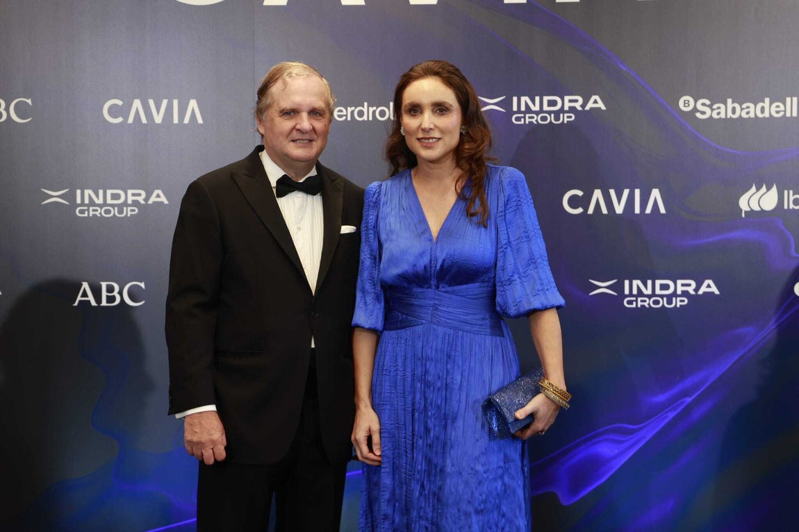 Ignacio Ybarra, presidente de Vocento, posa junto a Paloma Segrelles, presidenta de honor del Club Siglo XXI