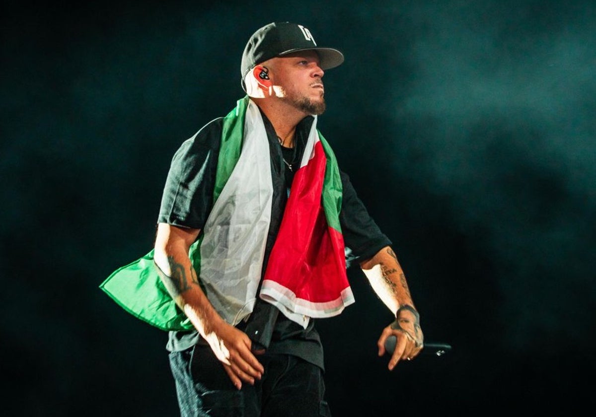 Residente, con una bandera palestina durante un concierto de su actual gira