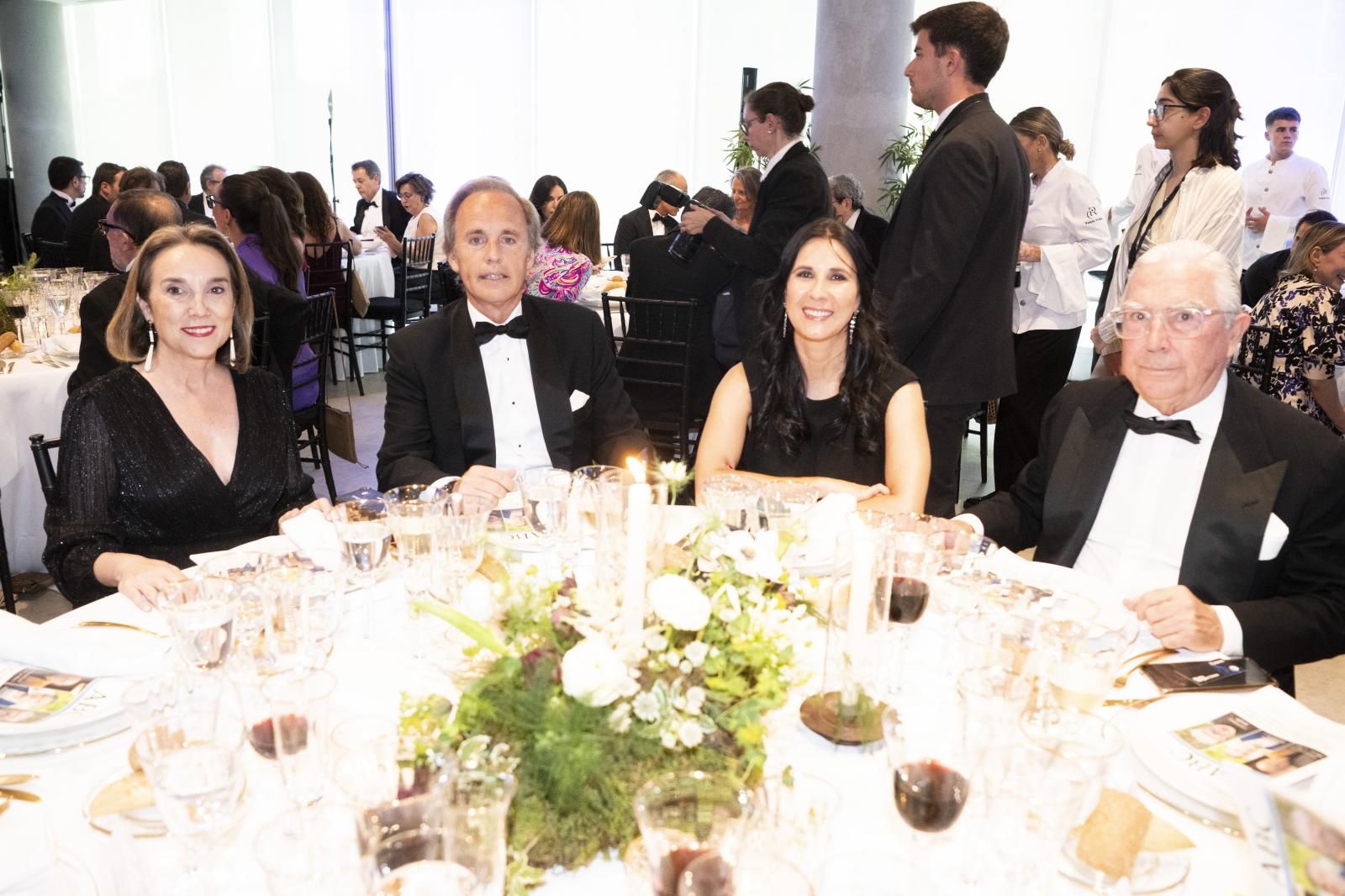 La popular Cuca Gamarra, Enrique Ybarra Valdenebro, consejero de ABC Sevilla; Ana Sánchez, adjunta al director de ABC, y Enrique Moreno de la Cova, consejero de ABC Sevilla, en la mesa que compartieron tras la entrega de Premios