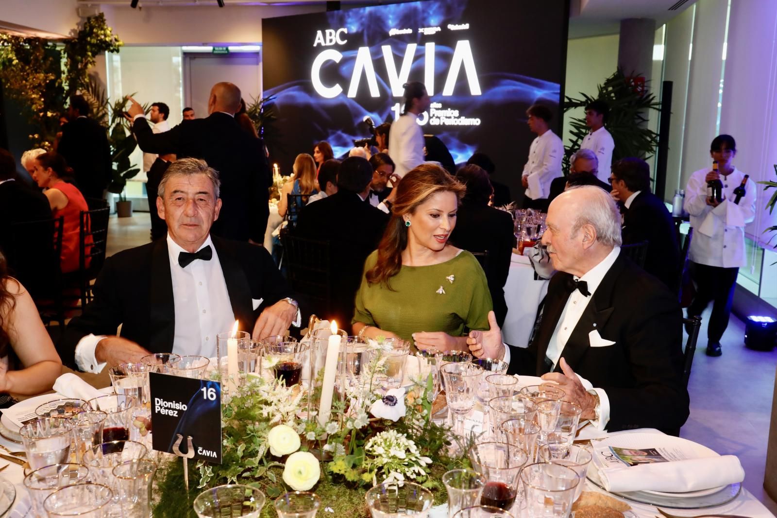 Santiago de León y Domecq, de la Real Maestranza de Caballería de Sevilla, junto a la colaboradora de ABC Elena Cué y al exjefe de la Casa S. M. El Rey, Fernando Almansa