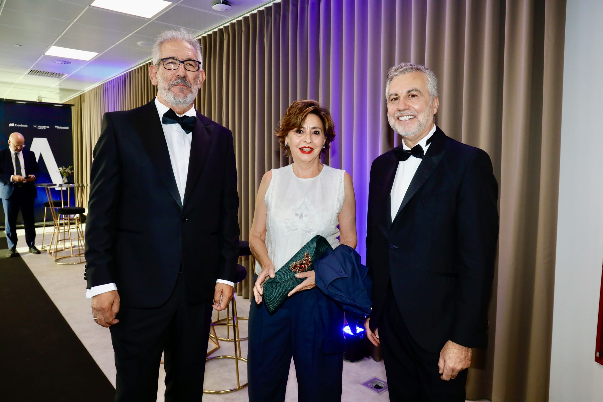 Txema Rodríguez, premio Mingote, y Carlos Alsina, premio Luca de Tena, dos de los protagonistas de la noche, junto a Inés Artajo