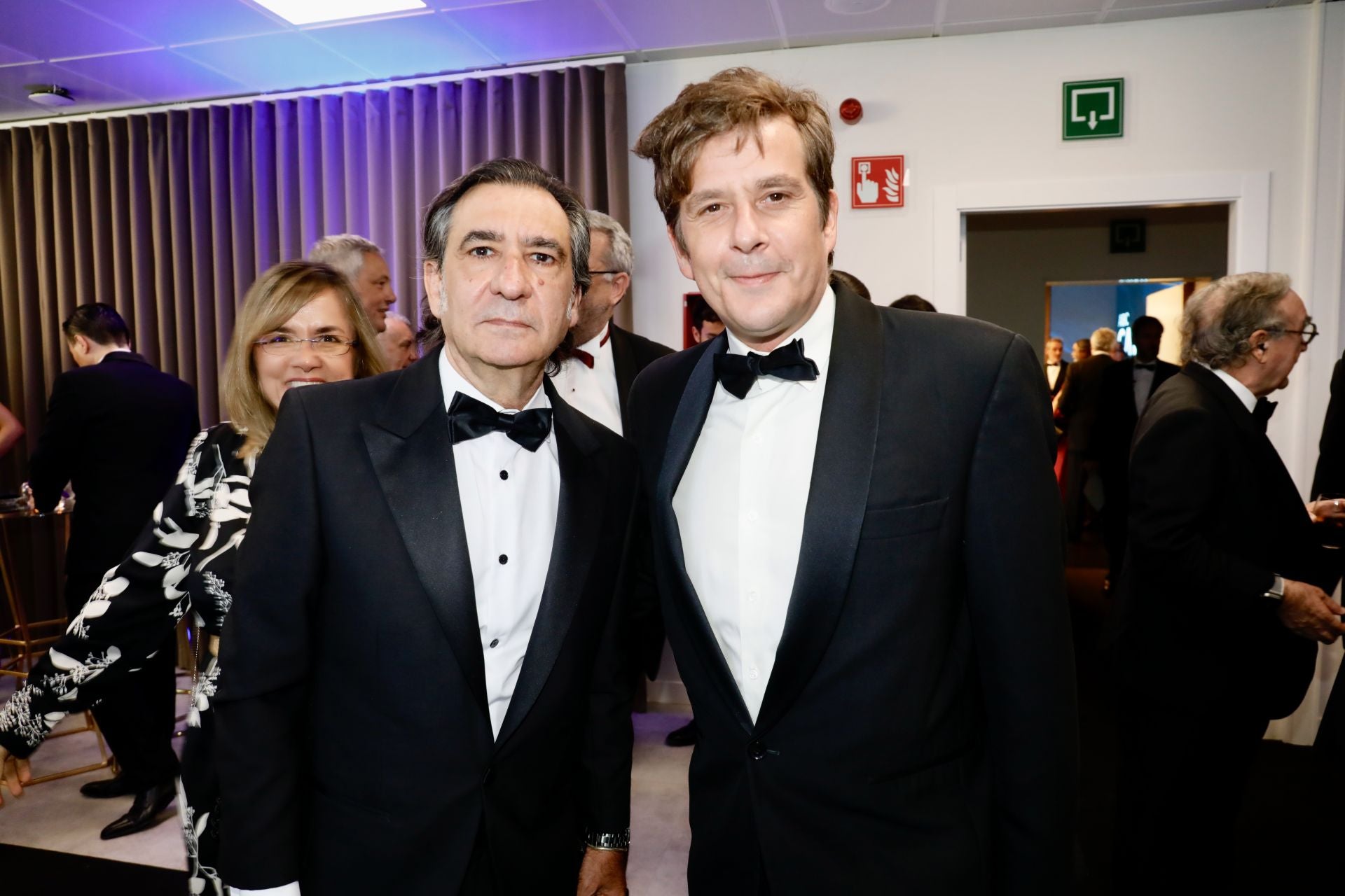 Ángel Antonio Herrera y Alfonso Ussía, durante el cóctel