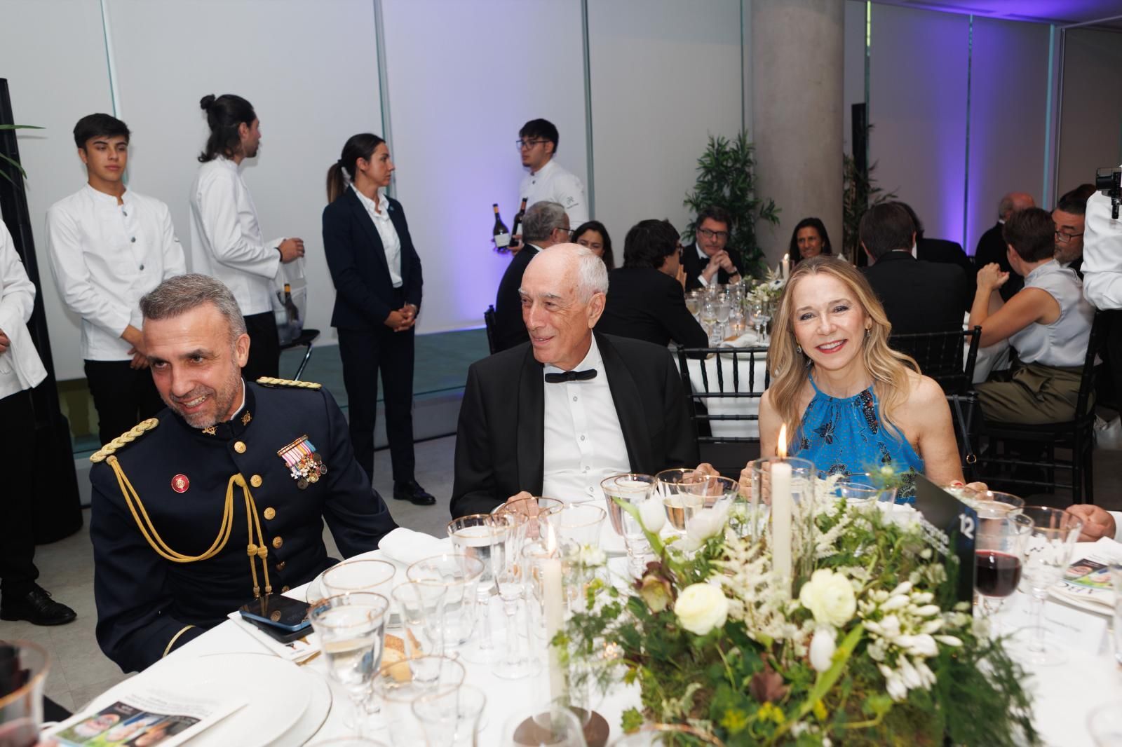 Alberto Barja, de la Casa de Su Majestad el Rey, junto a Manuel Villa-Cellino, presidente de la Fundación Antonio de Nebrija, y María del Carmen Pérez, directora de Comunicación y Relaciones Institucionales de Indra