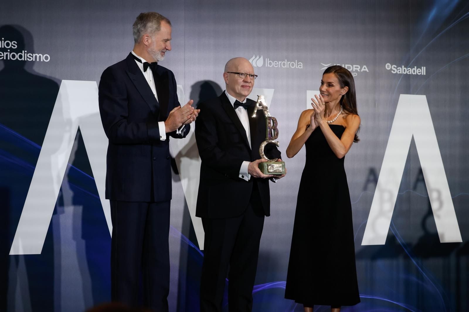 Jorge Fernández Díaz, acompañado por los Reyes con el premio Mariano de Cavia