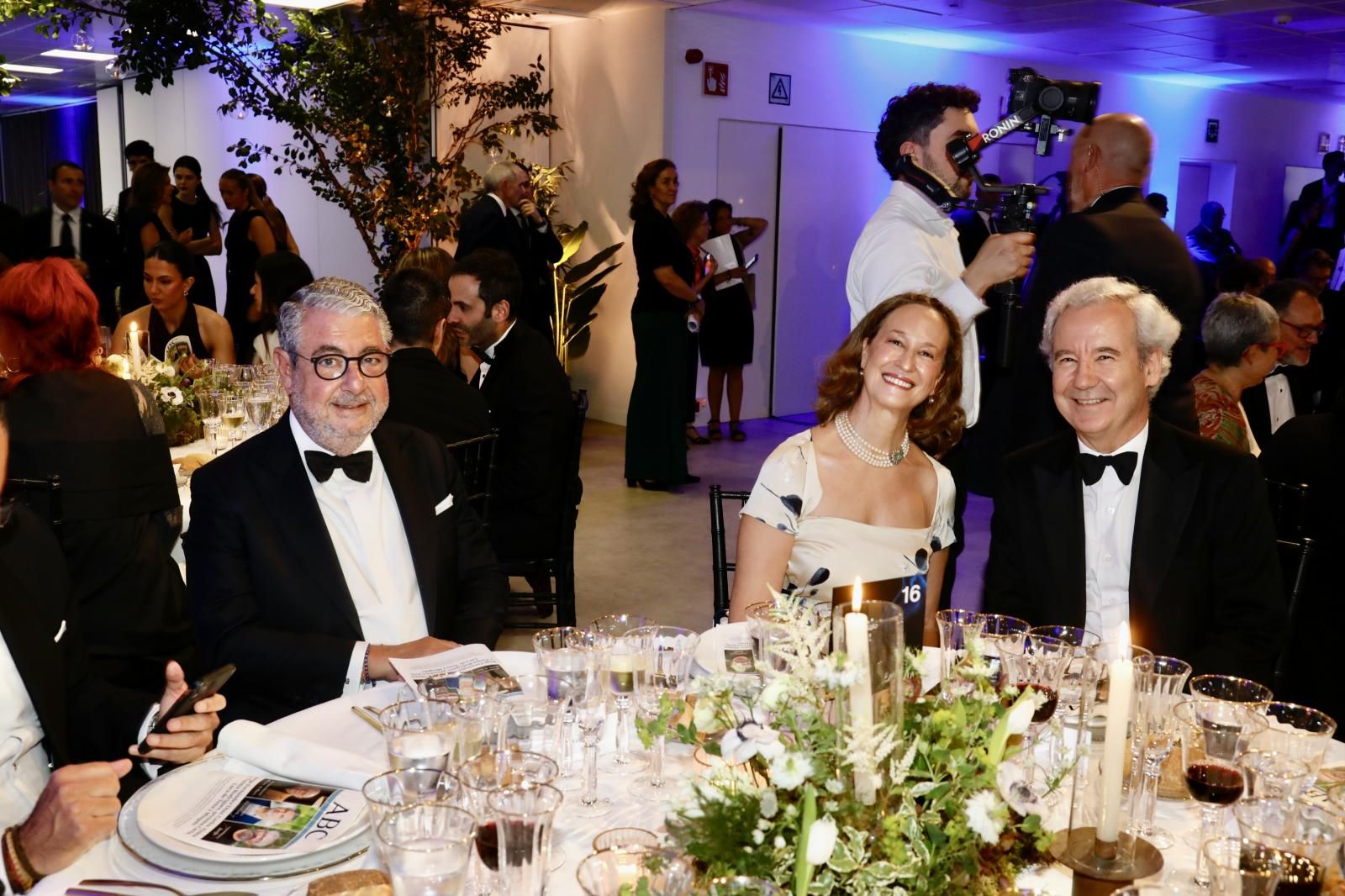 Félix Puebla Linares, director general de Aproafa; Marina Valcárcel, colaboradora de ABC, y José María de Areilza Carvajal, secretario general Fundación Aspen Institute España y colaborador de ABC
