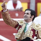 Morante sale a hombros por primera vez en Pamplona